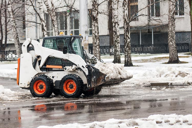 miniładowarka odśnieżająca drogę