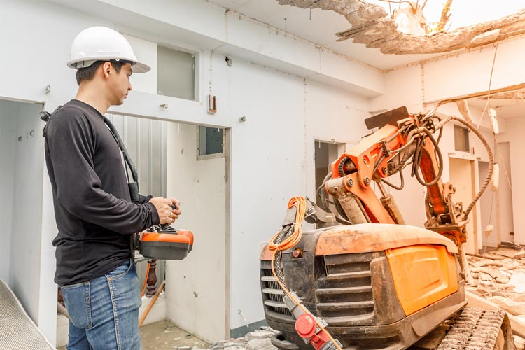 operator sterujący robotem wyburzeniowym